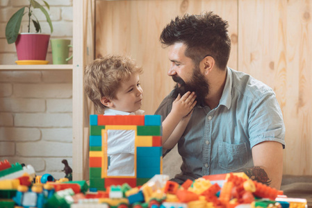 那男孩摸他父亲的胡子.一个例子和爱.温柔的感情, 亲情的爱.