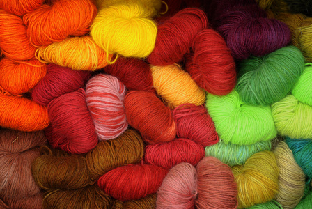 不同的彩色羊毛的大集合