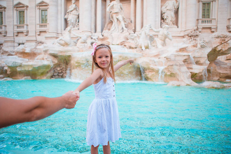 可爱小女孩在罗马特雷维喷泉。快乐的孩子享受他们的欧洲假期在意大利