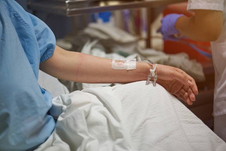 护士设置导管在病人手里
