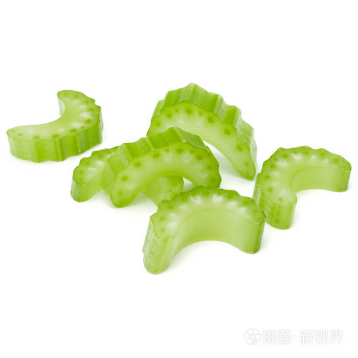 白底切碎芹菜茎片