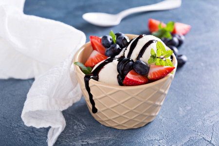 香草冰淇淋，浆果和巧克力糖浆