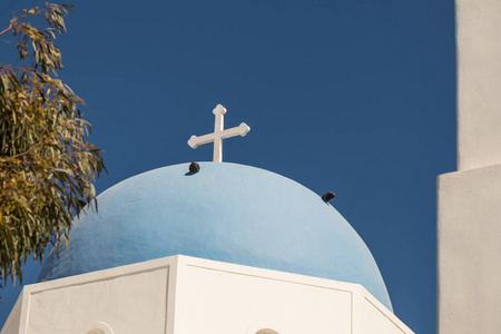 典型的圣托里尼教堂在希腊在基克拉迪