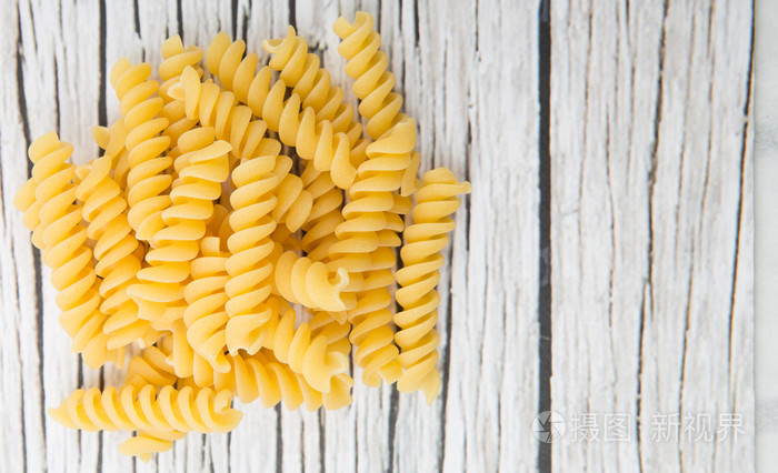 干的螺旋通心粉