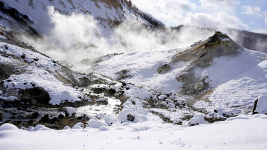 特写雪石和全景登别 o 雾流