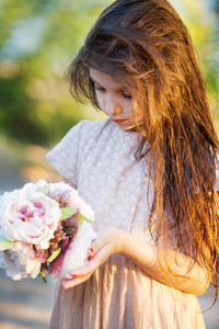小女孩用婚礼花束