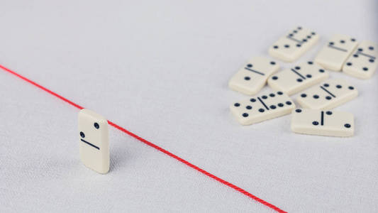 排除在外人图片