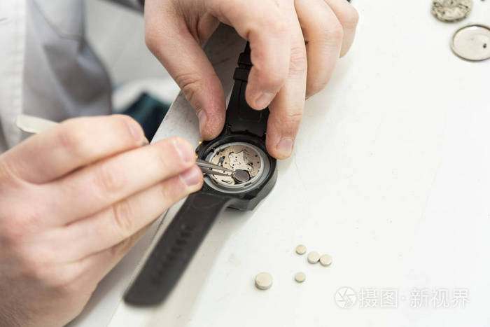 钟表匠修理手表防止时钟