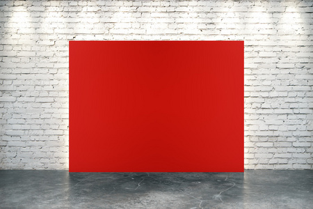 空白的红色横幅，在混凝土楼板和金砖四国的空阁楼房间里
