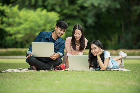 群快乐青少年高中学生户外活动