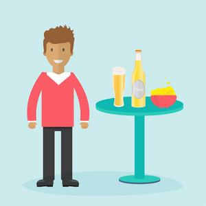 男子站在桌子旁边, 瓶子, 啤酒和菜肴的蓝色背景小吃