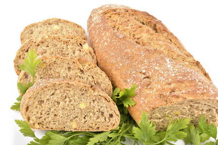 白色背景上的蔬菜新鲜自制天然面包