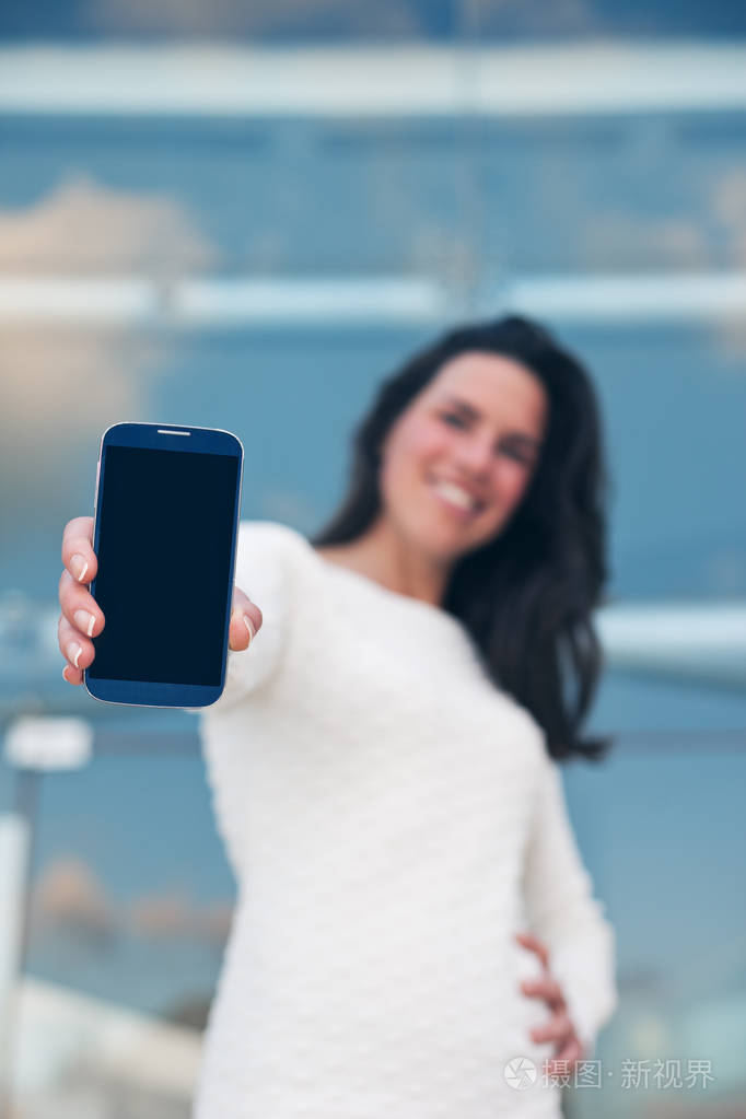 特写手机在手里的女人
