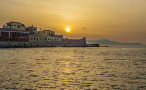 希腊，克里特岛，日落在伊拉克利翁 Xania 傍晚市医管局