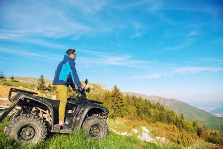 在山区道路上 Atv 四骑车人