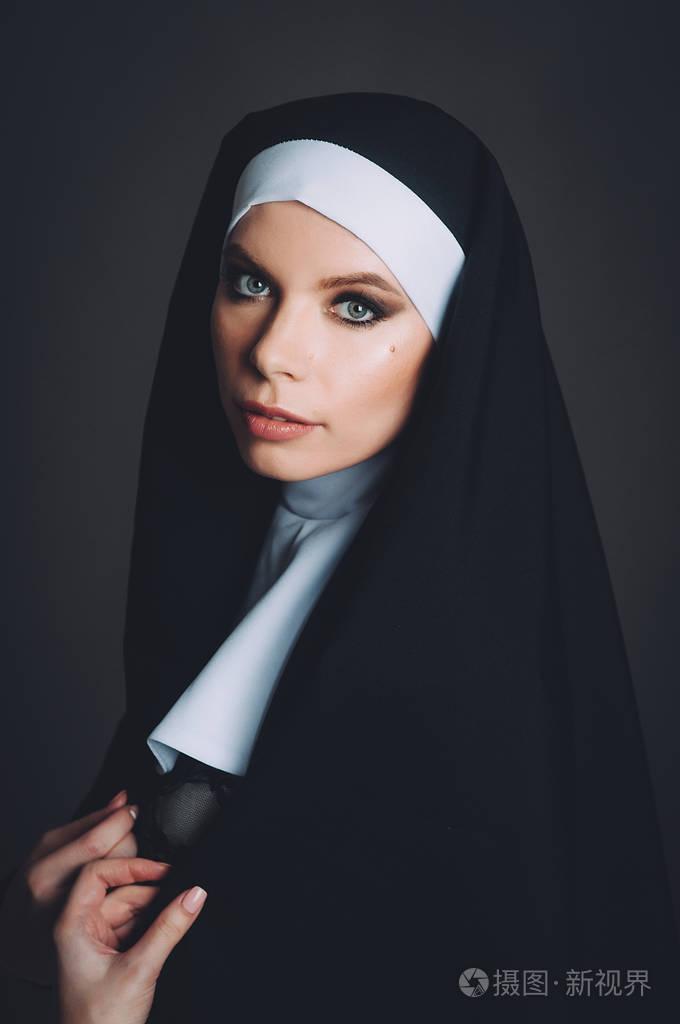 一个女孩在一个修女的形象