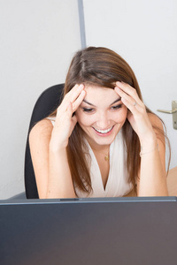 行政金融业务妇女的肖像使用她的电脑疲惫的商人看着笔记本电脑屏幕