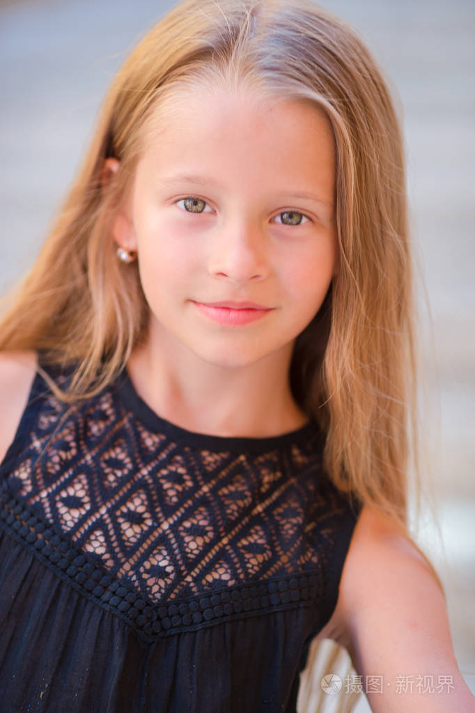 可爱的年轻女孩,长头发的画像在户外玩得开心