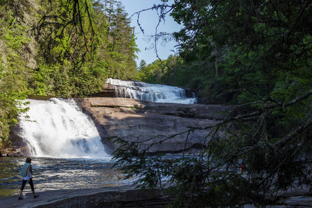 在夏日晴朗的日子里, 山上的河流和瀑布。三瀑布, 杜邦国家森林, Nc, 美国