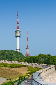 南山塔和湛蓝的天空在首尔，韩国