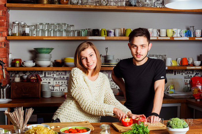 年轻的夫妇在厨房做饭