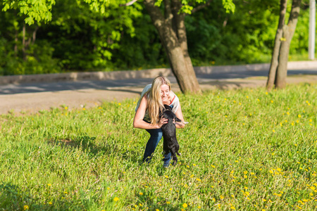女孩与狗在草地上玩
