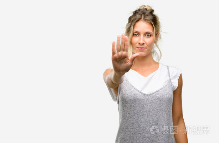 年轻漂亮的女人恼怒与坏态度做停止手势与手说不表示安全防御或制约