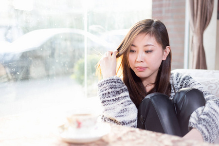 年轻漂亮的中国女人在咖啡馆