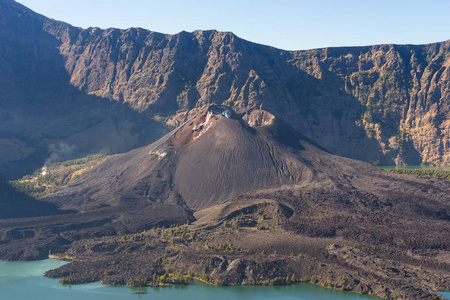 宝贝衲中心湖，龙目岛的瑞嘉尼火山山