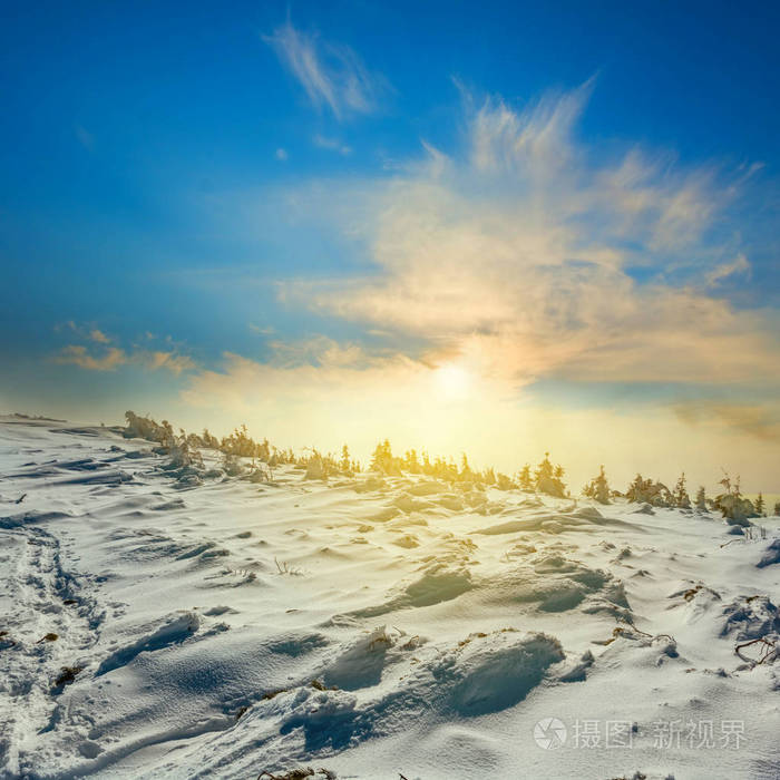 冬天大雪草原日落