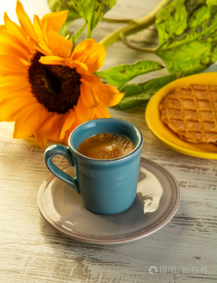 杯咖啡与 cokies 和黄色向日葵在后面照片-正版商用图片0omyrv-摄图新