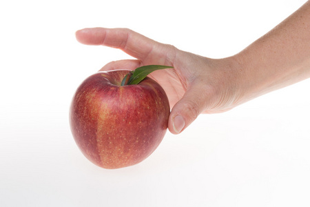 女孩手伸手一个红苹果，在白色的背景