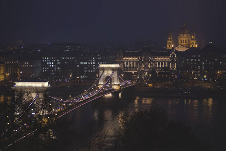 在大雾的夜晚, 布达佩斯历史名城的夜景。议会圣斯蒂芬大教堂和横跨多瑙河的链桥