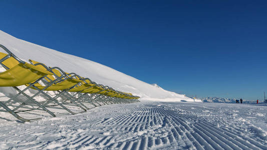 黄色的日光浴在一个美丽的景观斜坡。冬季的空滑雪斜坡在一个晴朗的日子。准备滑雪斜坡。瓦尔 di 费曼