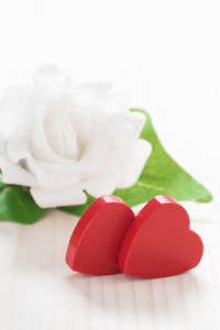 白玫瑰用两个红色的心