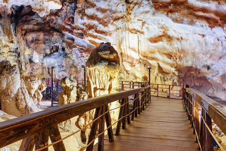 越南蓬国家公园内乐园洞穴内的风景木走道 添阳洞。天堂洞穴是亚洲受欢迎的旅游胜地