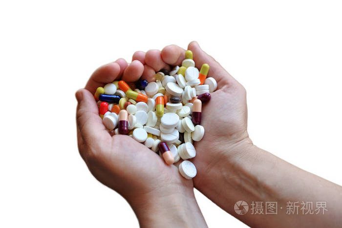 手中药丸和白色背景上的药物