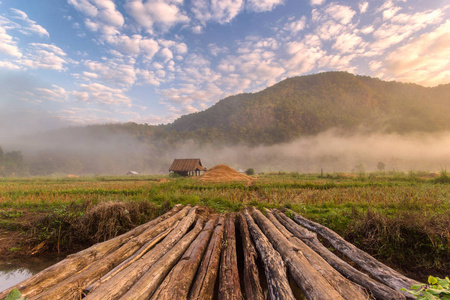一个迷雾的早晨，在泰国北部颂国家公路沿线农田