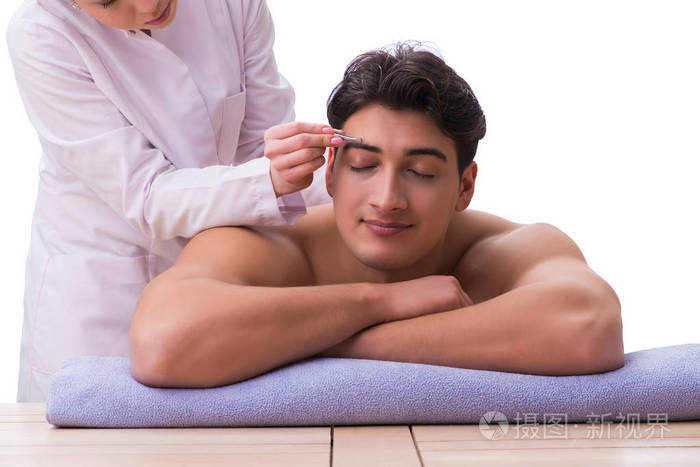 英俊的男人在水疗按摩概念