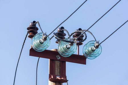 电缆和绝缘子高压电线杆上的玻璃预制高压绝缘子.电气工业