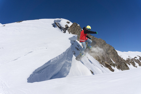 山上的飞行滑雪板。极限运动