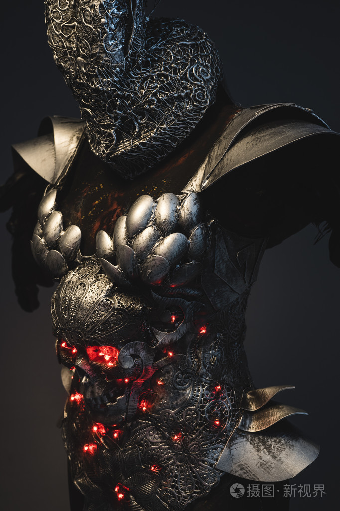 银色盔甲的骷髅