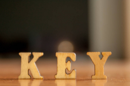 钥匙 这个词是用木制的字母写的。餐桌上的木铭文
