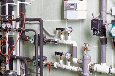 房子的供暖系统的锅炉和管子.