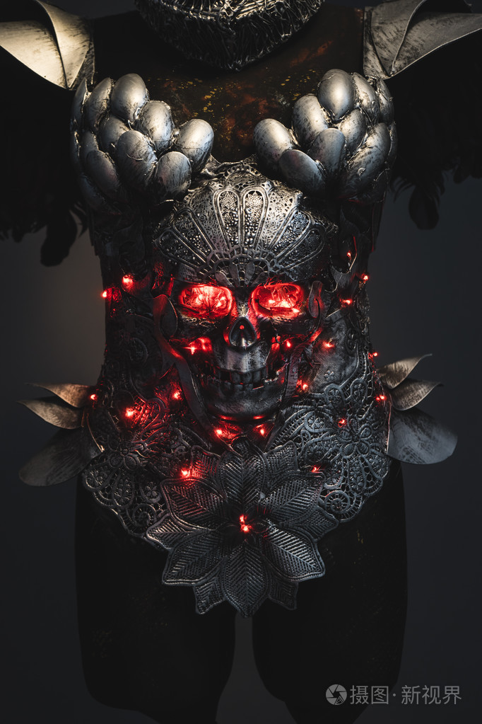 银色盔甲头骨,上面有红红的眼睛和小灯