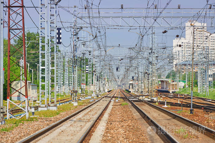 对高速列车和郊区列车和电气基础设施设备,设备的空铁轨的透视图.