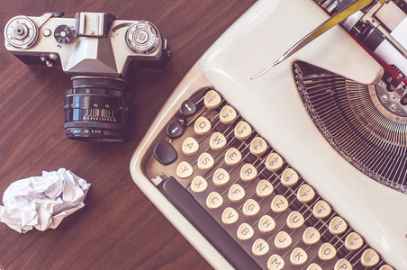 咖啡与旧相机旧木桌上的一台旧打字机