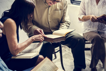 一群基督教人一起阅读圣经