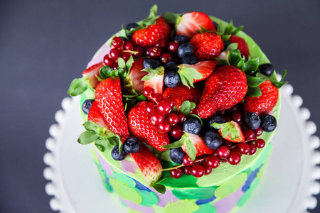 草莓和蓝莓夏季浆果蛋糕