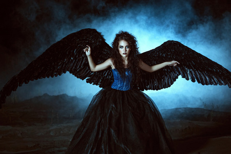 黑色翅膀的天使照片
